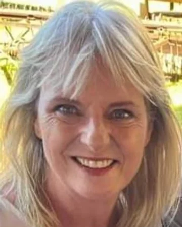 Julie Költzow, Co-founder & Bond Consultant